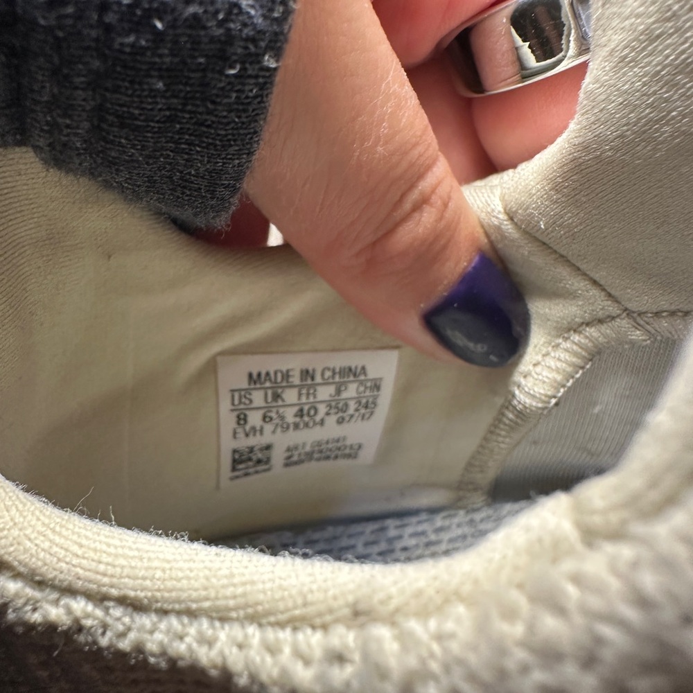NWOT Adidas Cream Swift Runs - 8 - Picture 6 of 6
